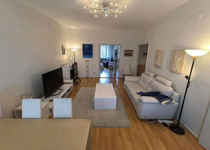 Spacious And Bright For 4 شقة *