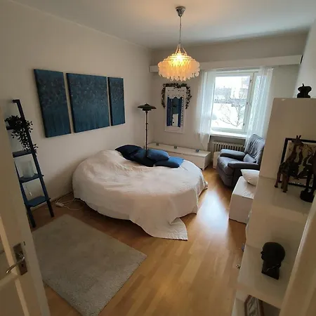 Huoneisto Spacious And Bright For 4